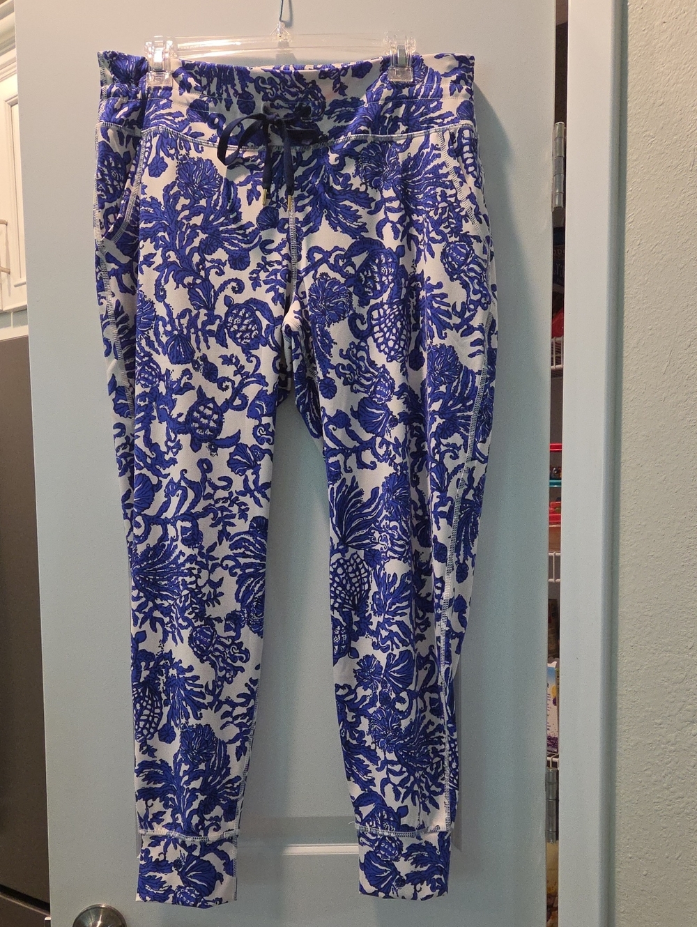 Lilly Pulitzer Blue and White Floral Active Joggers Size XL